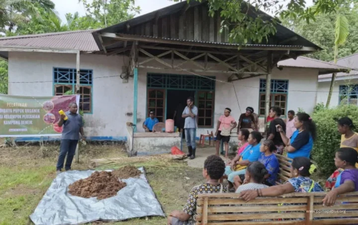 Mama-Mama di Kampung Beneik dan Garusa di Latih Buat Pupuk Organik